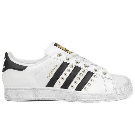 Adidas Superstar con borchie, glitter e di tendenza.